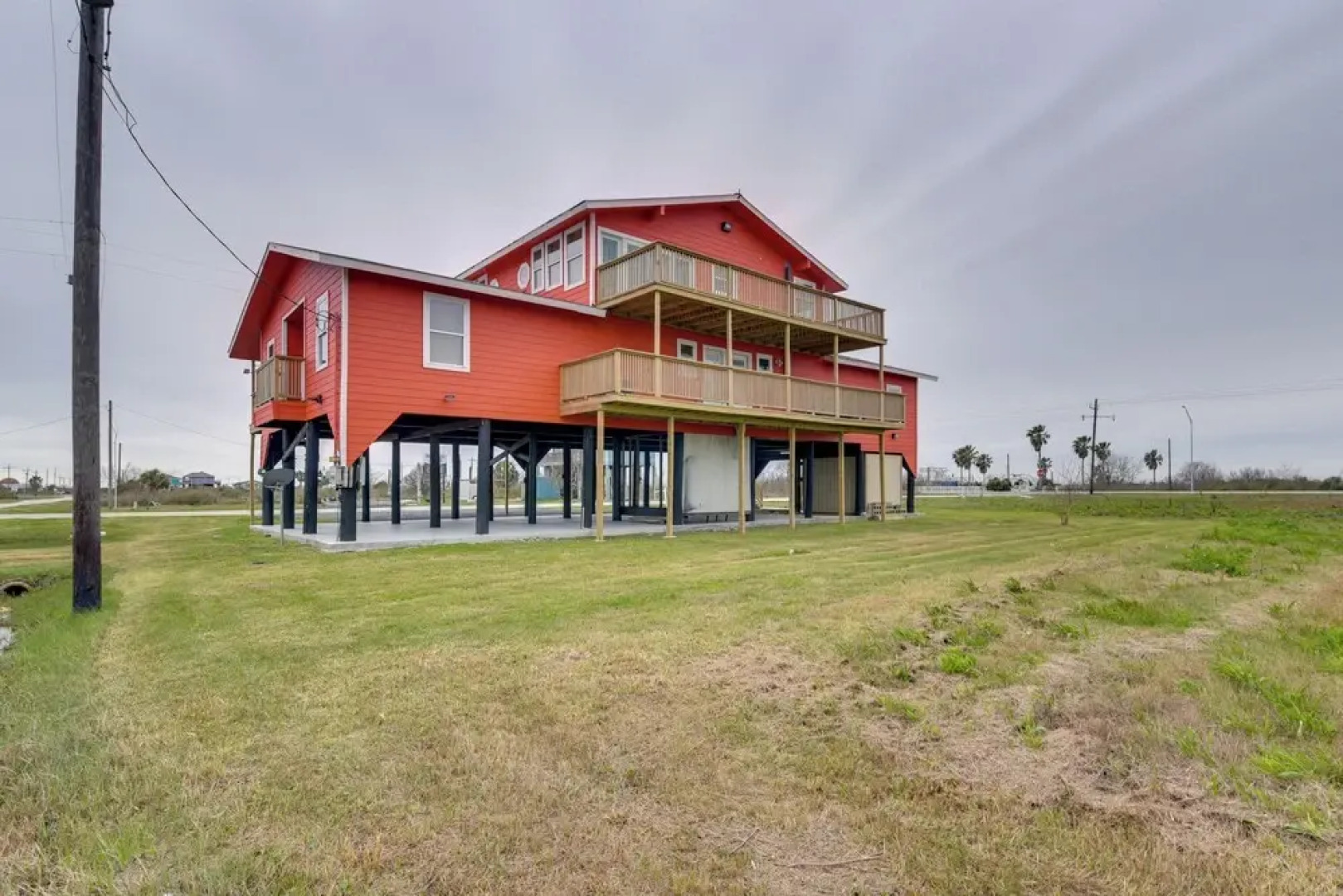 9 Mi to Crystal Beach: Pet-friendly Apt w/ Balcony