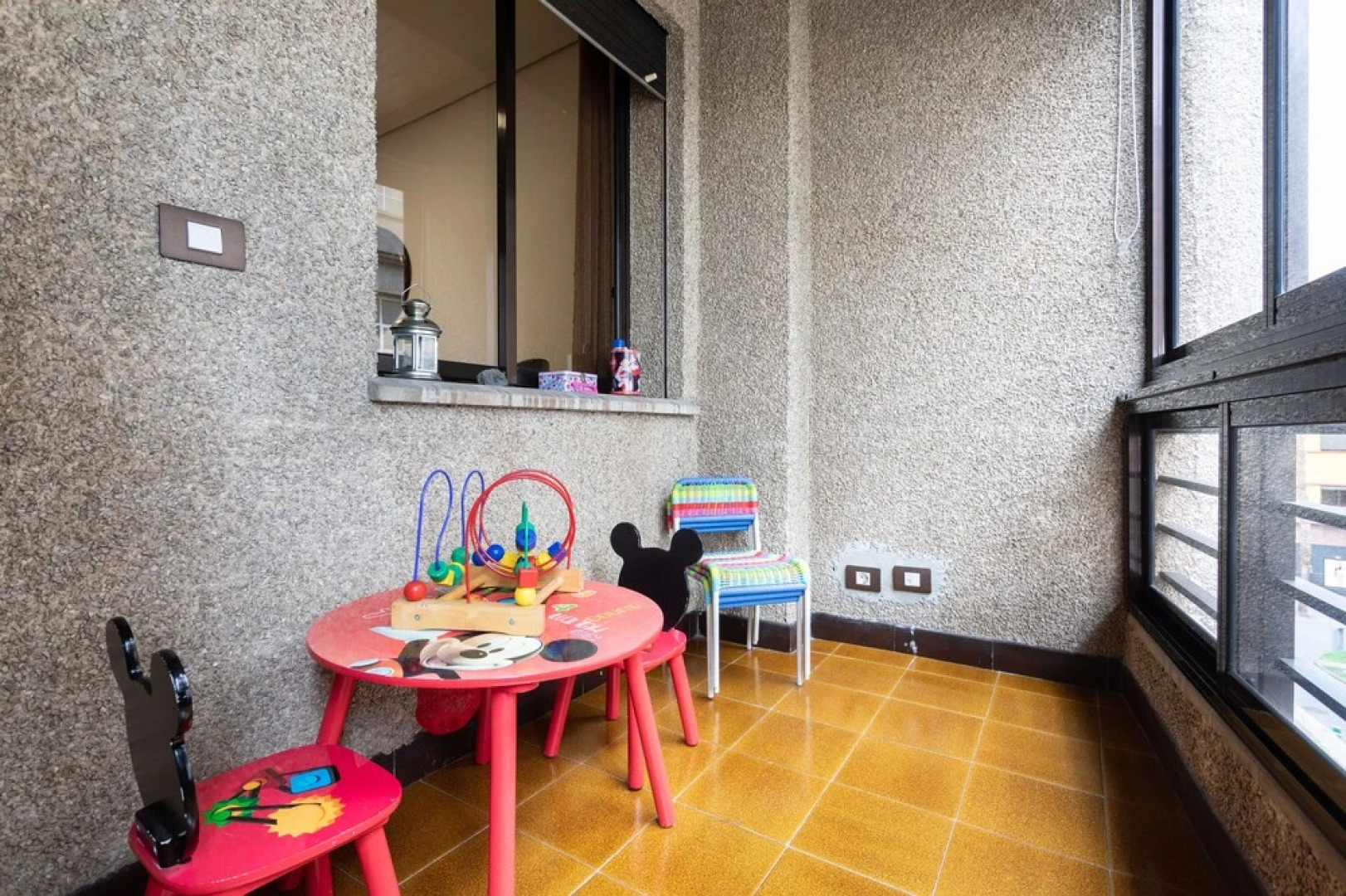 HomeLike Spacious Classic Design