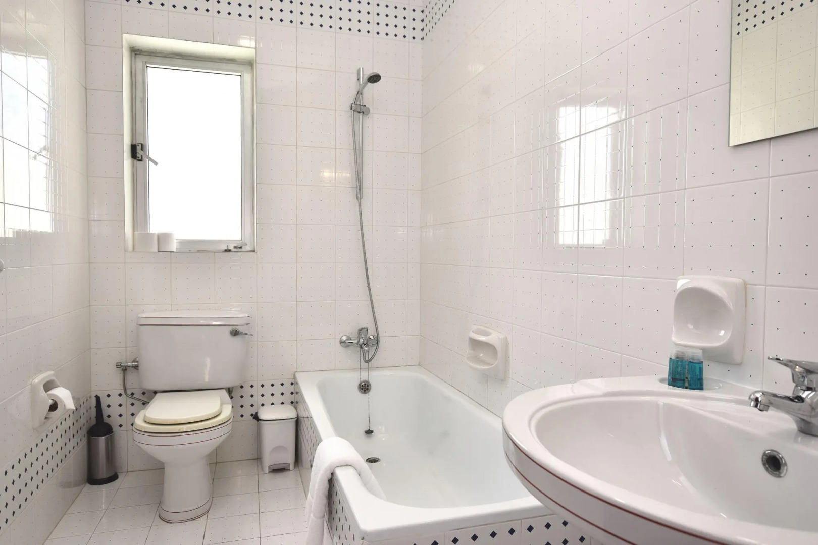 2 Bedroom, Bright & Central Top Floor Apartment - 5