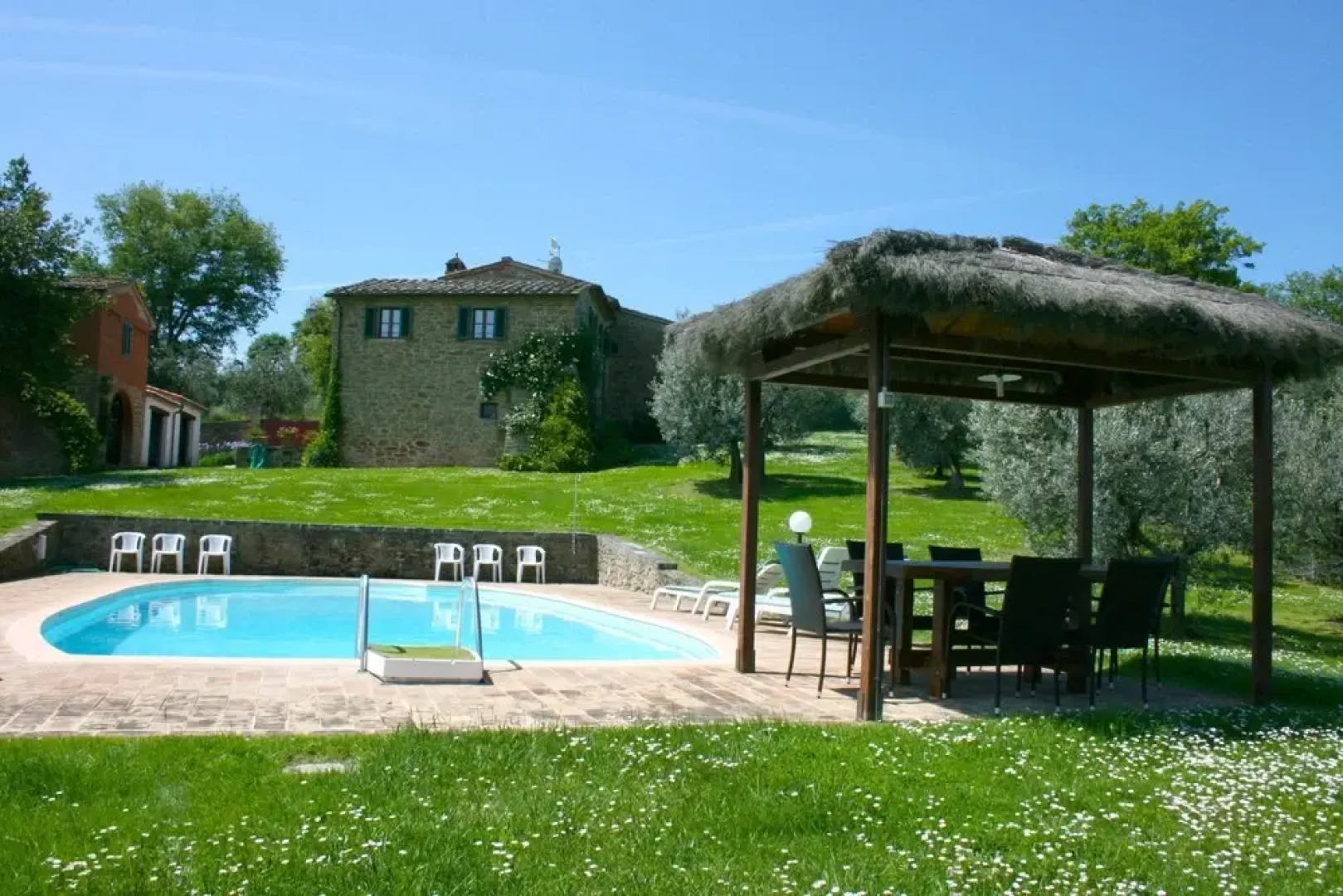 Wonderful private villa with WIFI, private pool, TV, pets allowed and parking, close to Arezzo