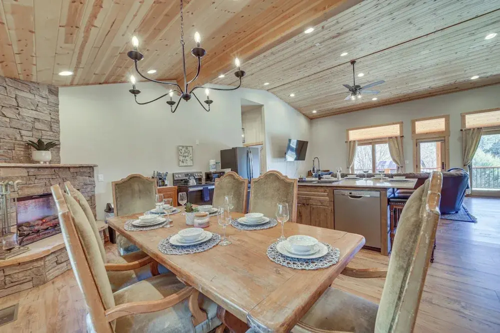 'lavender Lodge' Mountain-view Pine Cabin w/ Deck