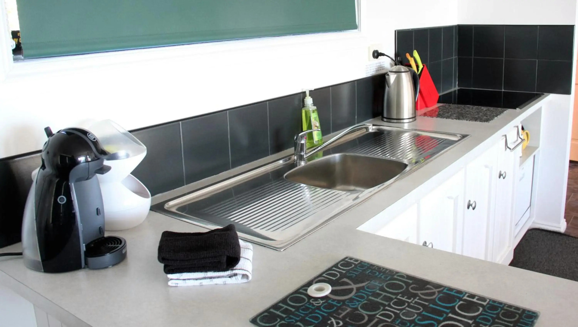 KINGFISHER COTTAGE Beachfront at the Binalong Bay