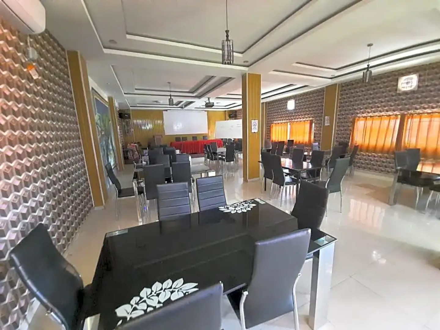 OYO 3373 Favour Hotel