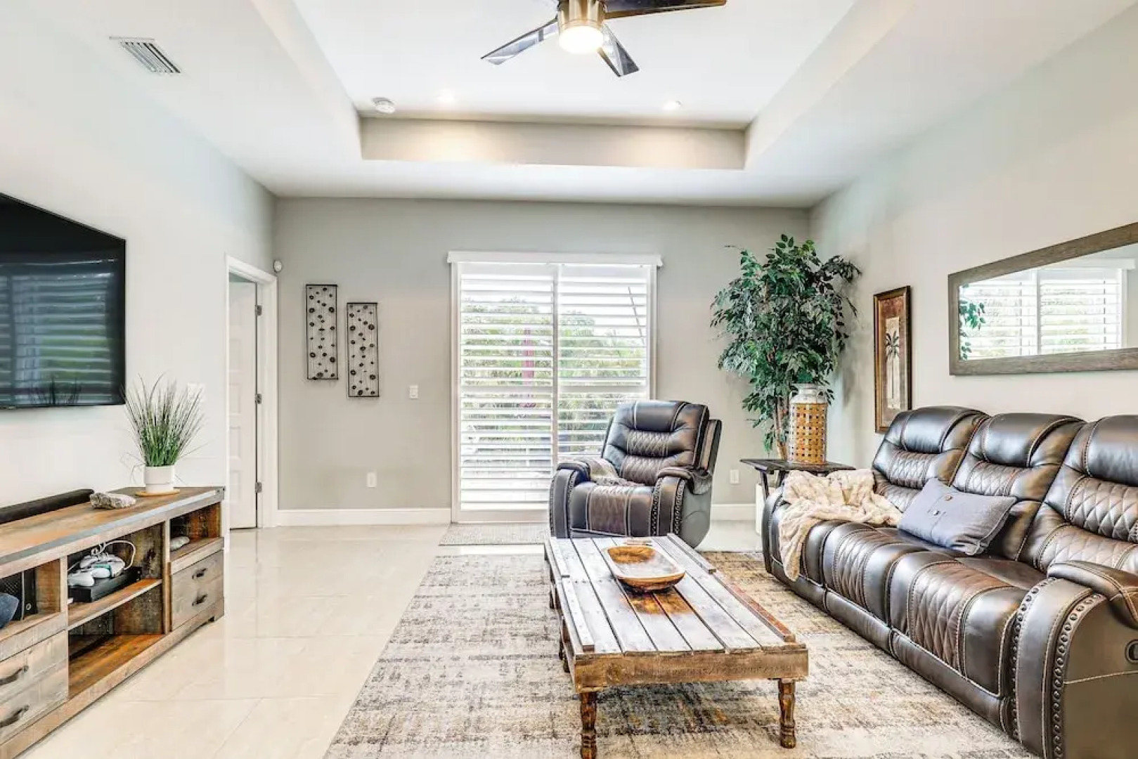 Tampa Home w/ Fire Pit, Yard, Cornhole + More!