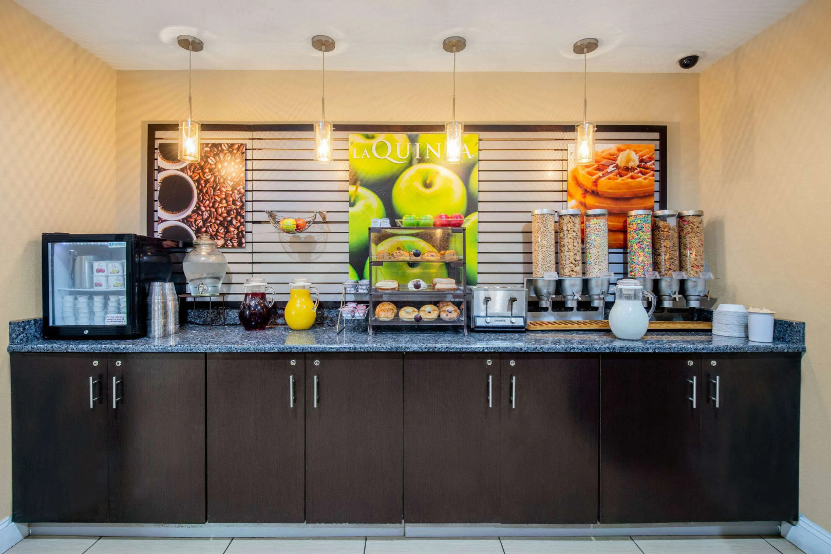 La Quinta Inn & Suites by Wyndham Elkview - Charleston NE