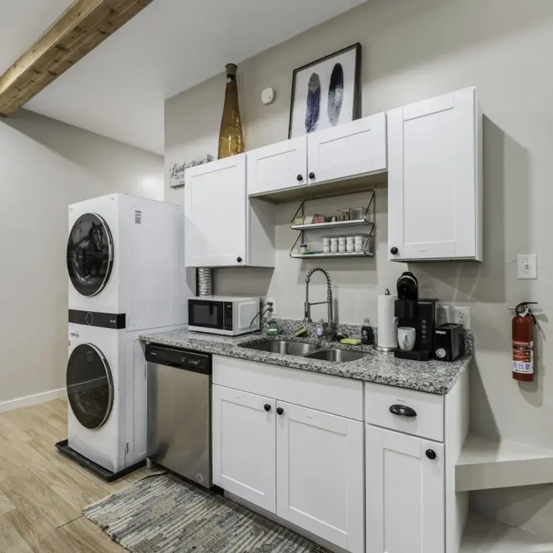 Stockyards- 4min Pet Friendly 3BR Luxe Gem