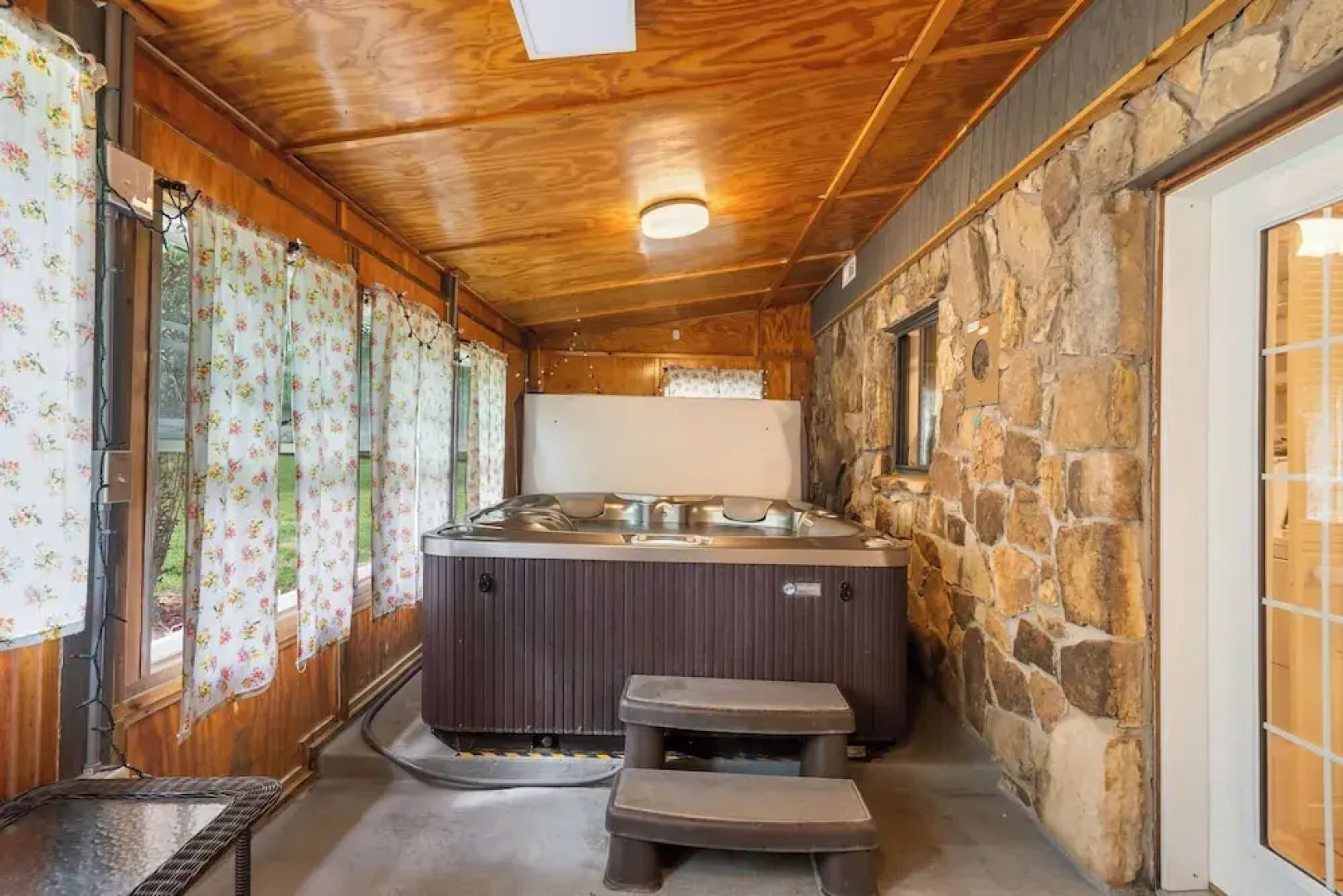 The Cozy Cottage Getaway - Private Pool & Hot Tub