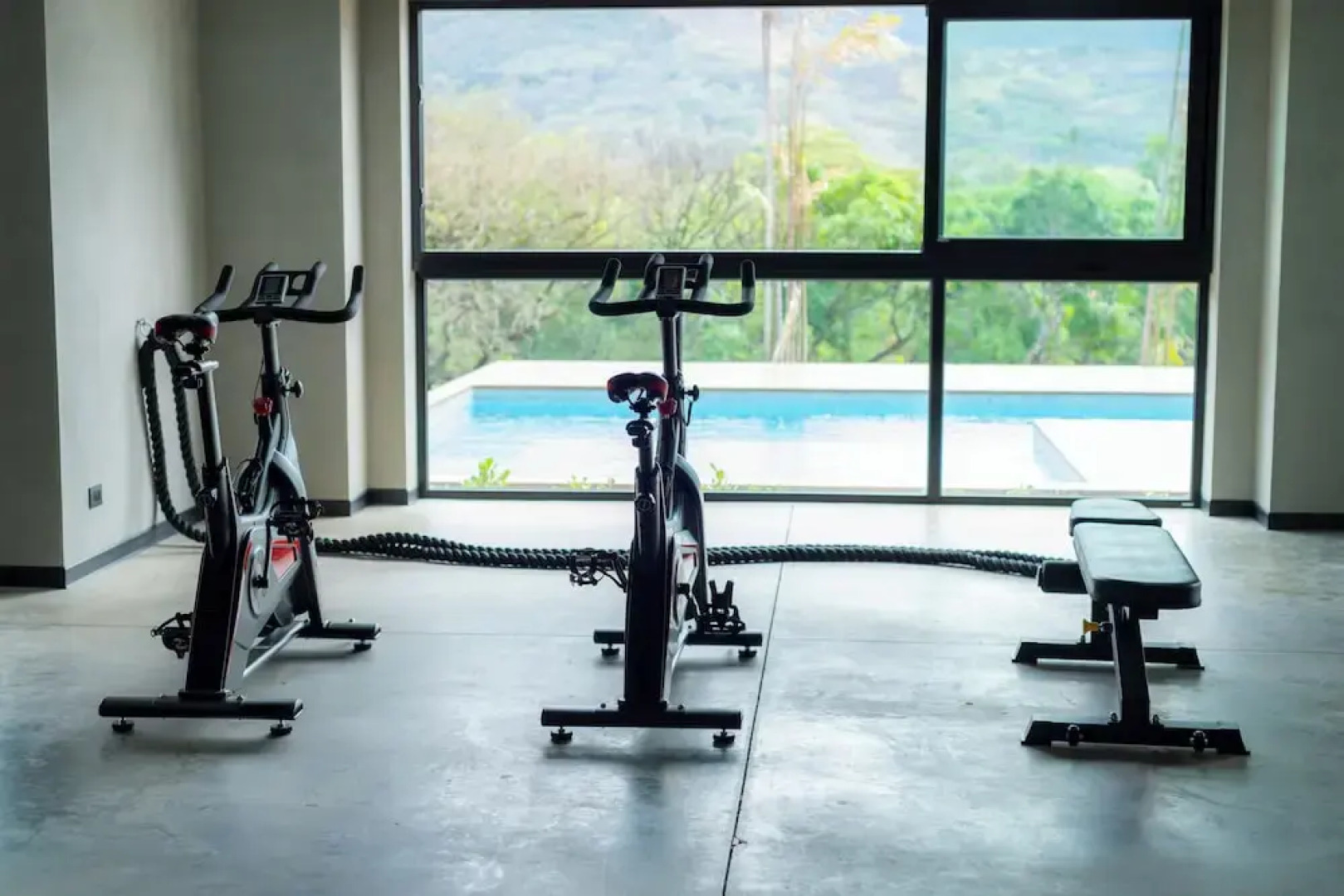 BEE Suites San José - Santa Ana