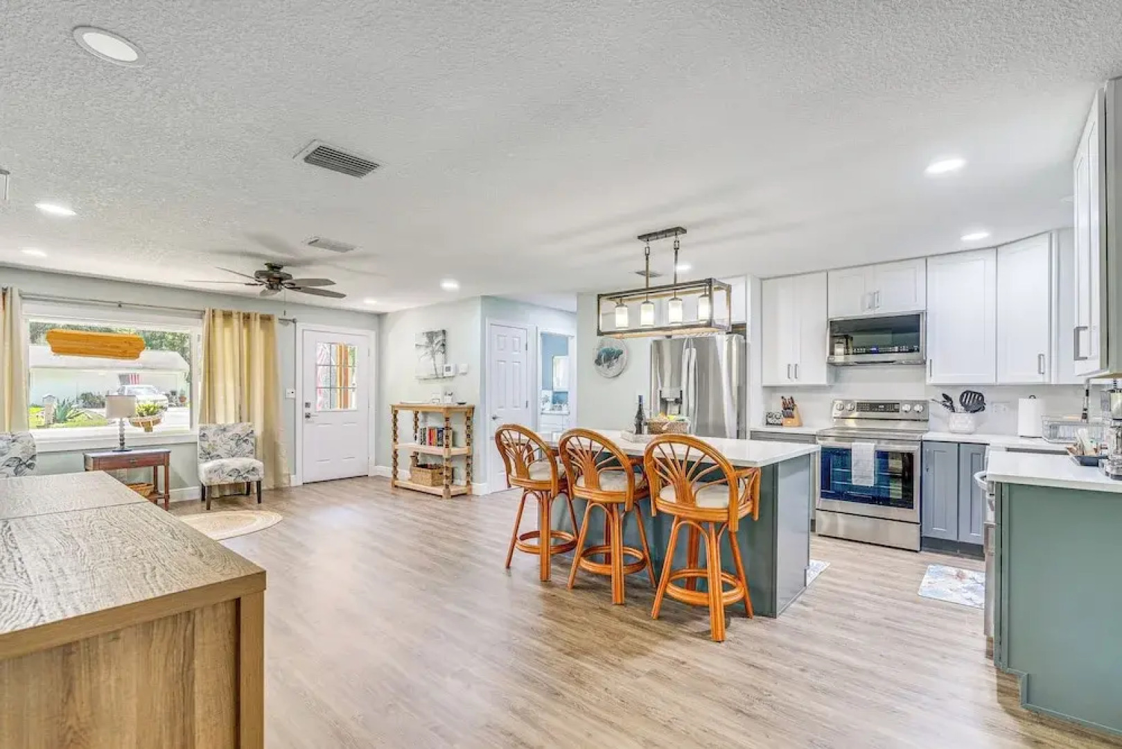 Canal-front Outdoor Oasis: Home in Crystal Water