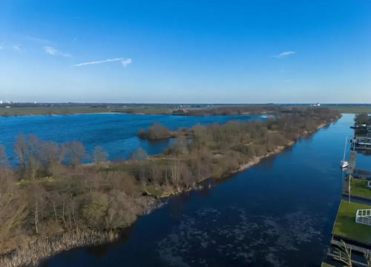 Tranquil Lakeside Stay for 4 Guests