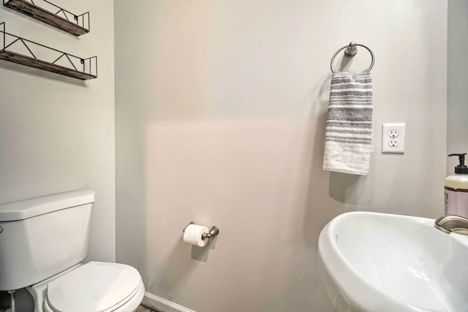 Virginia Getaway - 1 Mi to Colonial Beach!