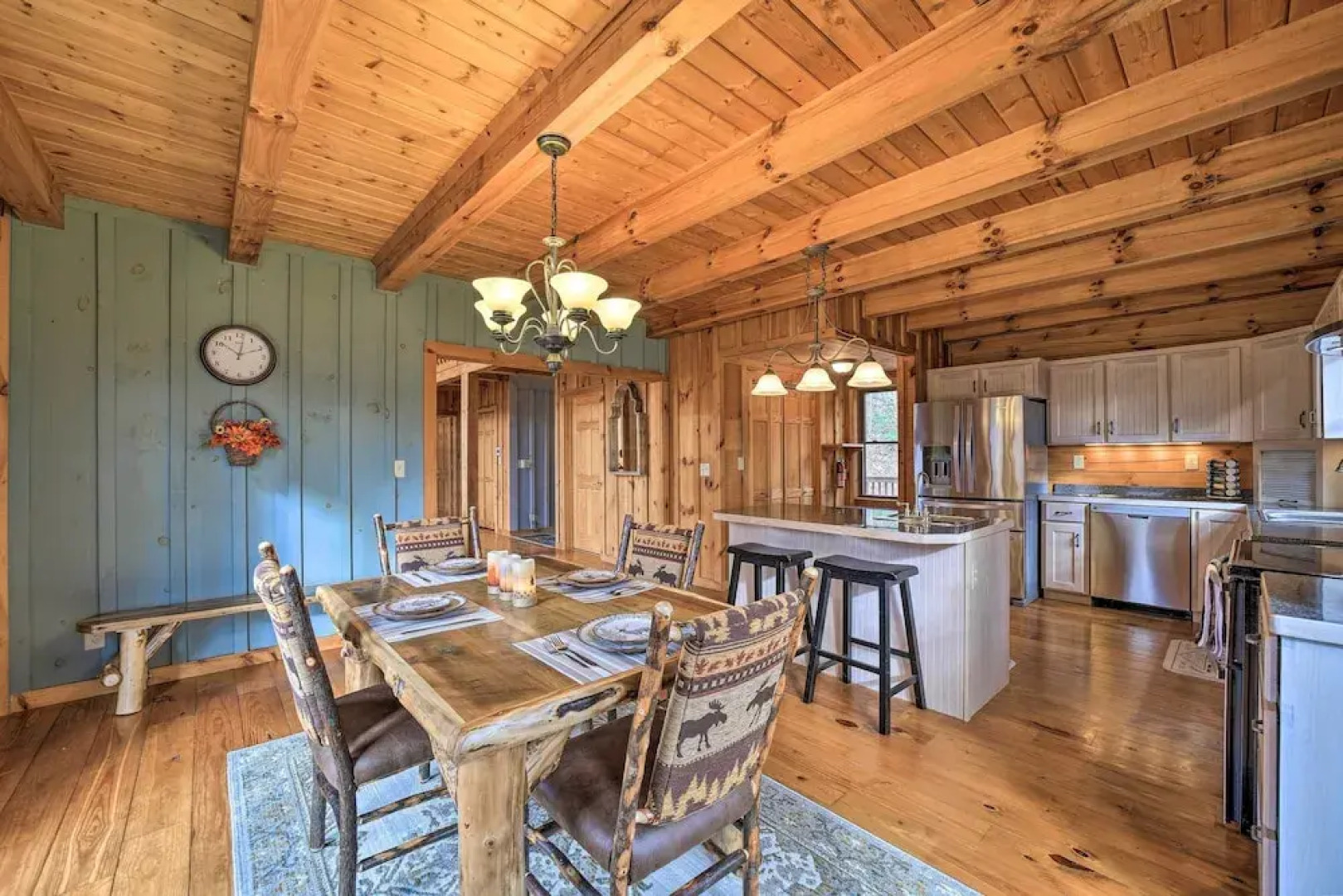 Decks & Mountain Views: Waynesville Getaway!