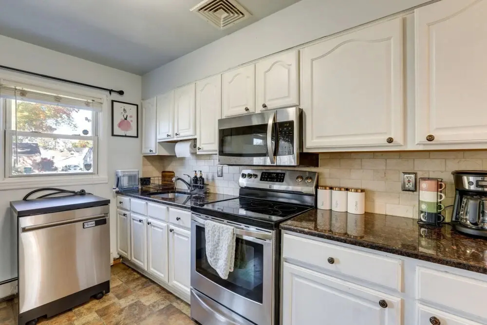 Edison Vacation Home: 1 Mi to Train Station to NYC