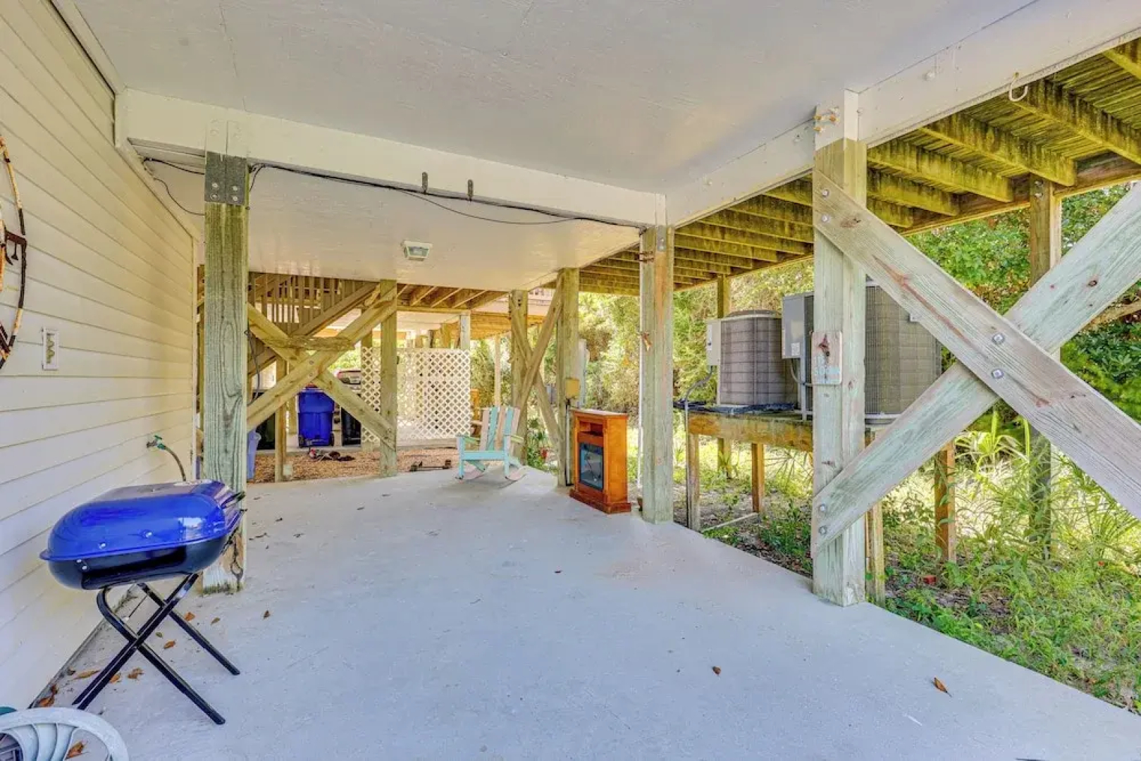 Walk to Beaches: Home w/ Patio in Surf City!