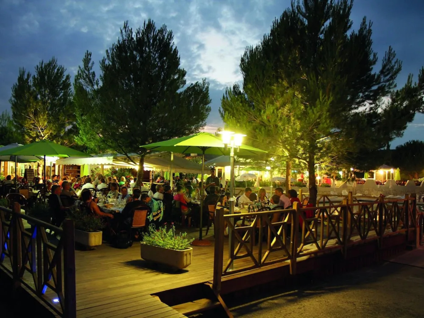 Nice Bungalow With Dishwasher on a Green Domain