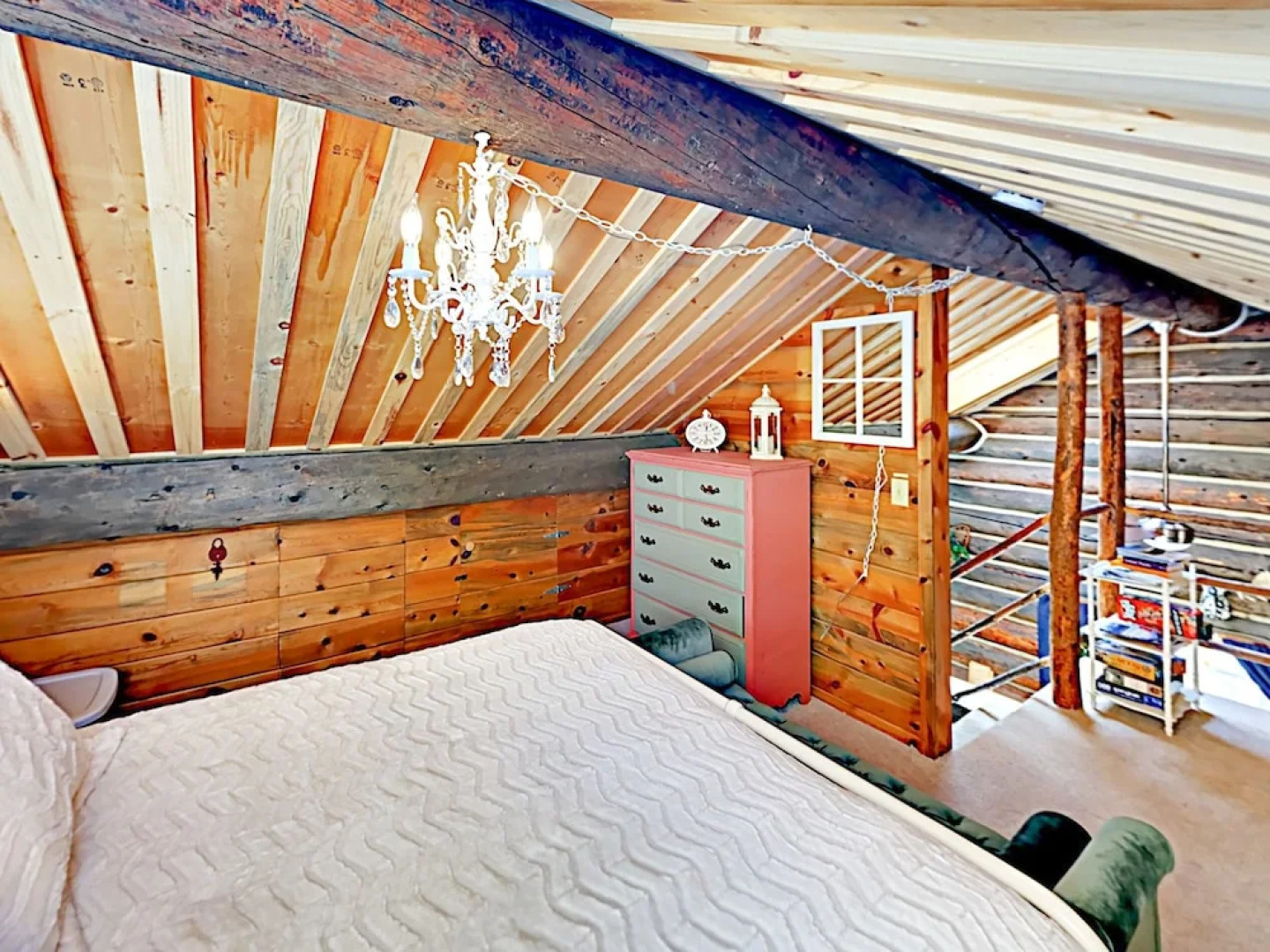 Secluded Mountain-view Log , Near Snow Trails 2 Bedroom Home