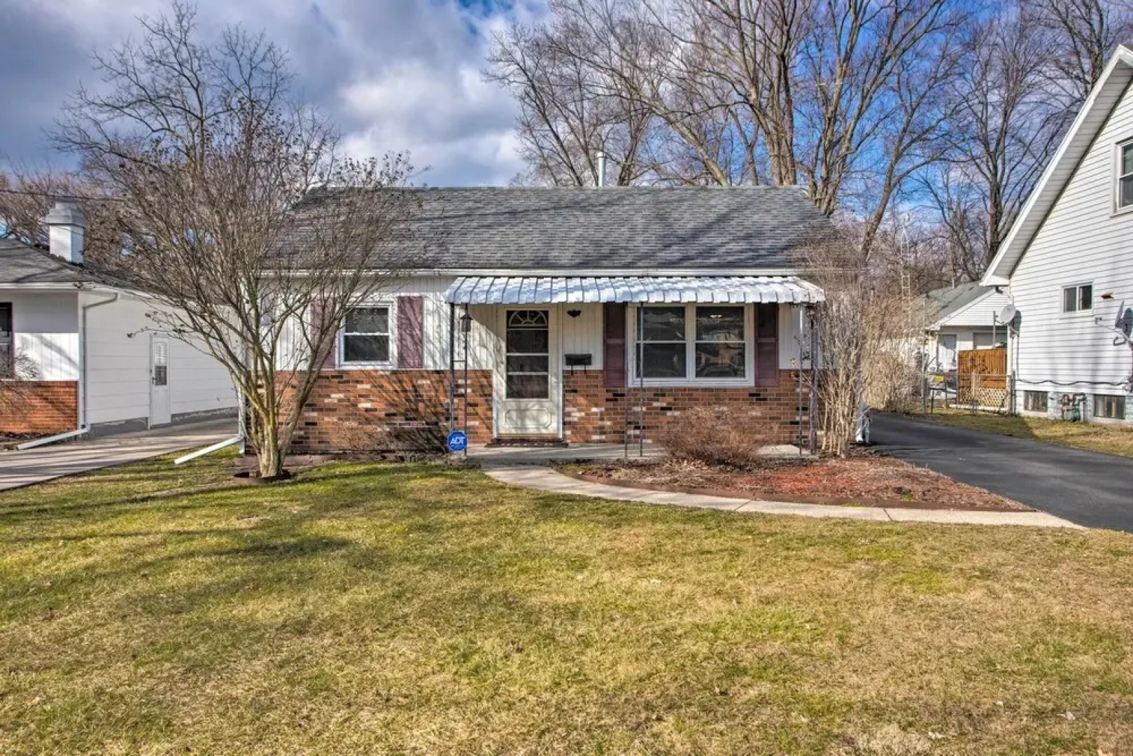 Peaceful Cottage ~ 8 Mi to Downtown Toledo!