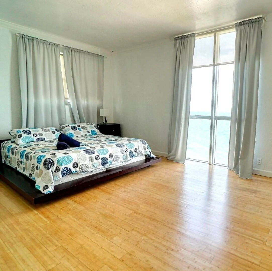 The Tides on Hollywood