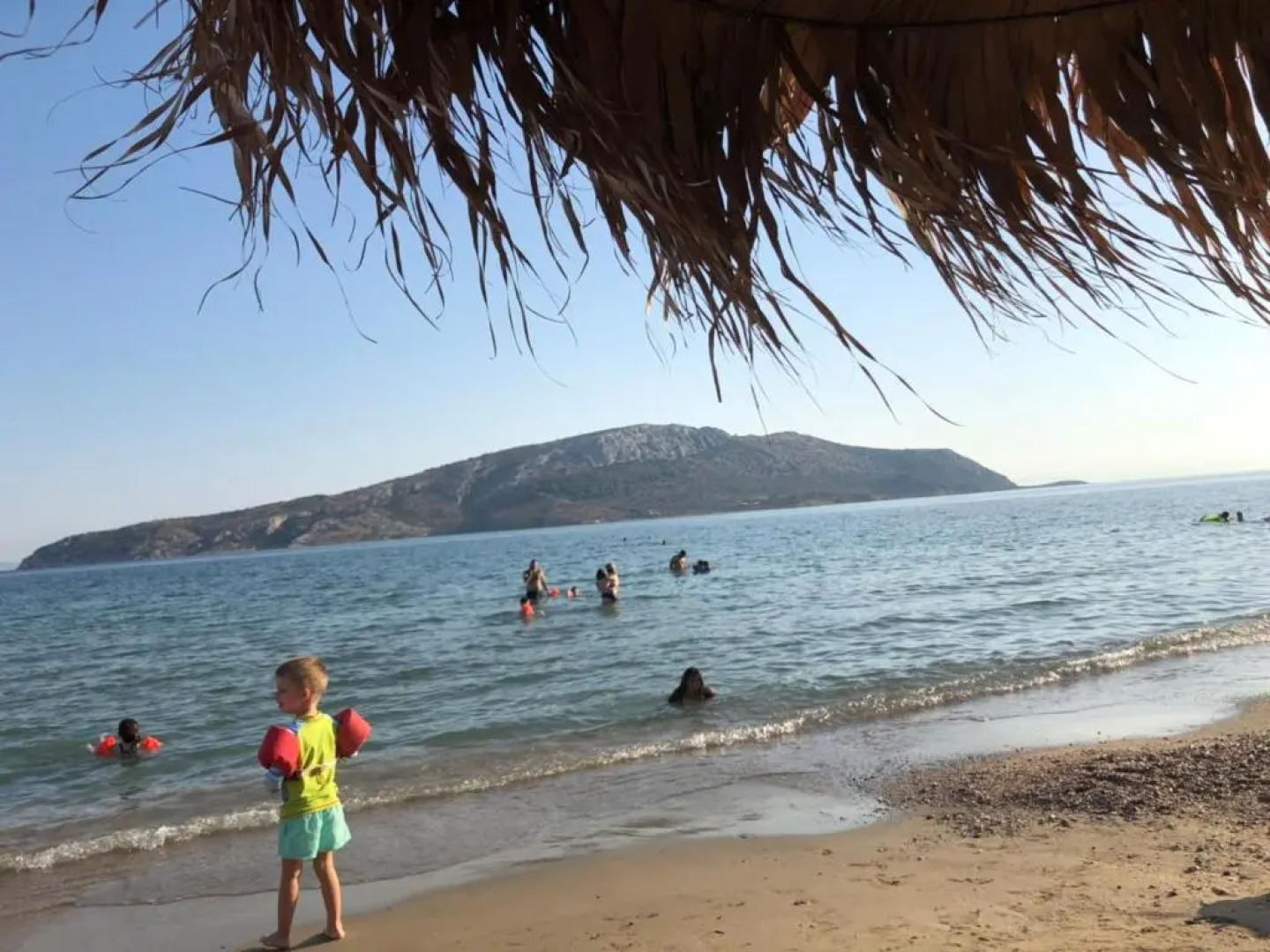 Seaview 2nd flr. apt. next to the beach, wifi,a/c,p/c media.