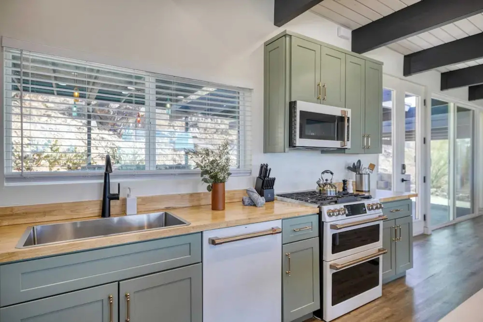 Panoramic Views, Private Pool, Patio Lounge w/ Firepit Royal Palm by Avantstay