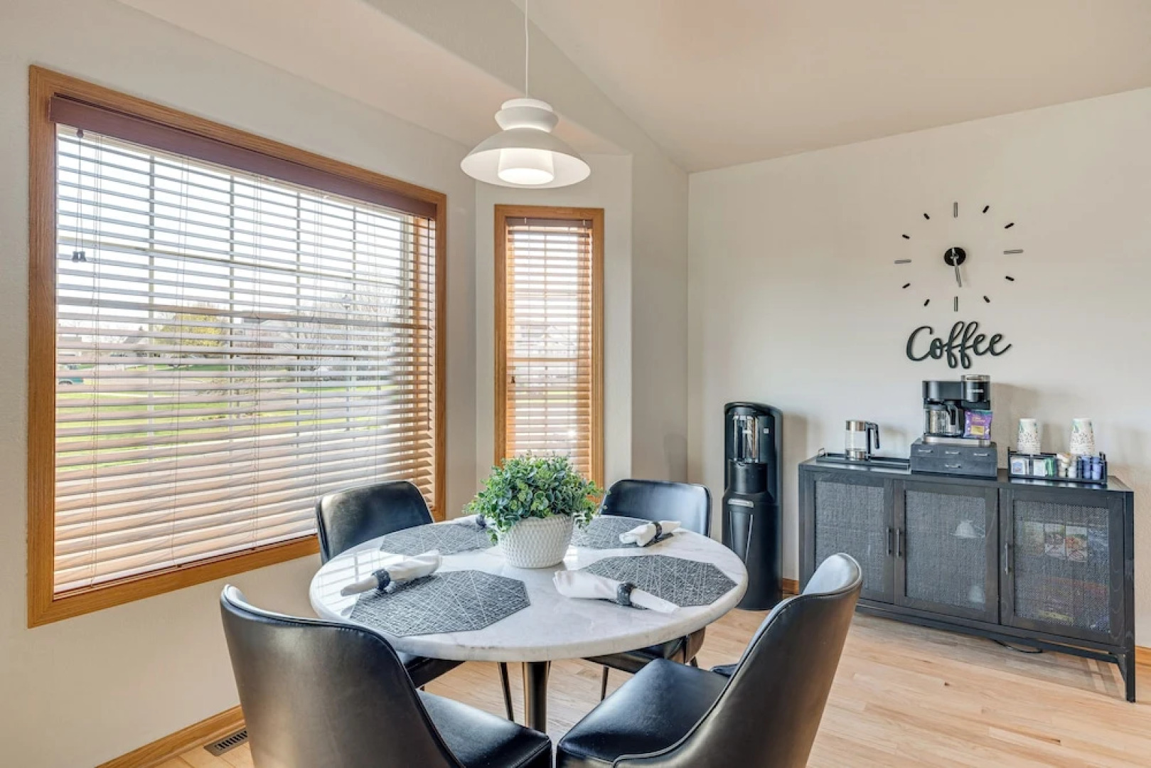 Luxury 'prairie Retreat': 5 Min From Madison!