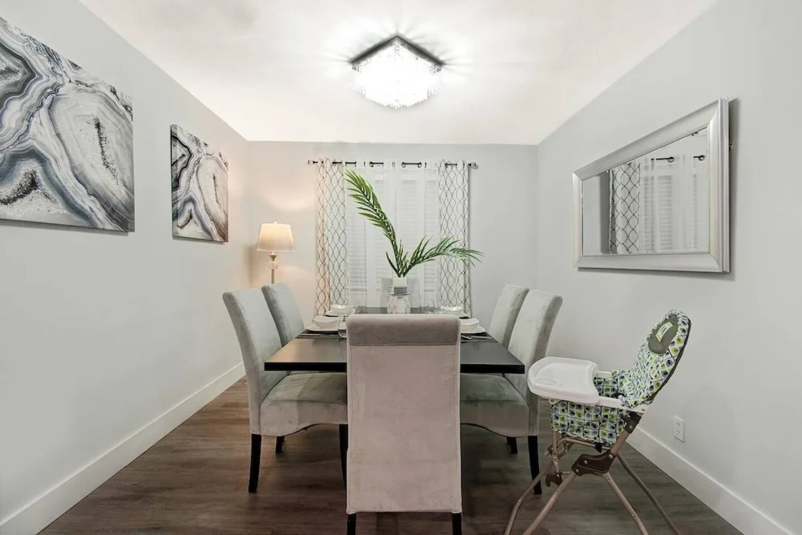 Comfortable Luxurious Home with Hot Tub, Near the Beach