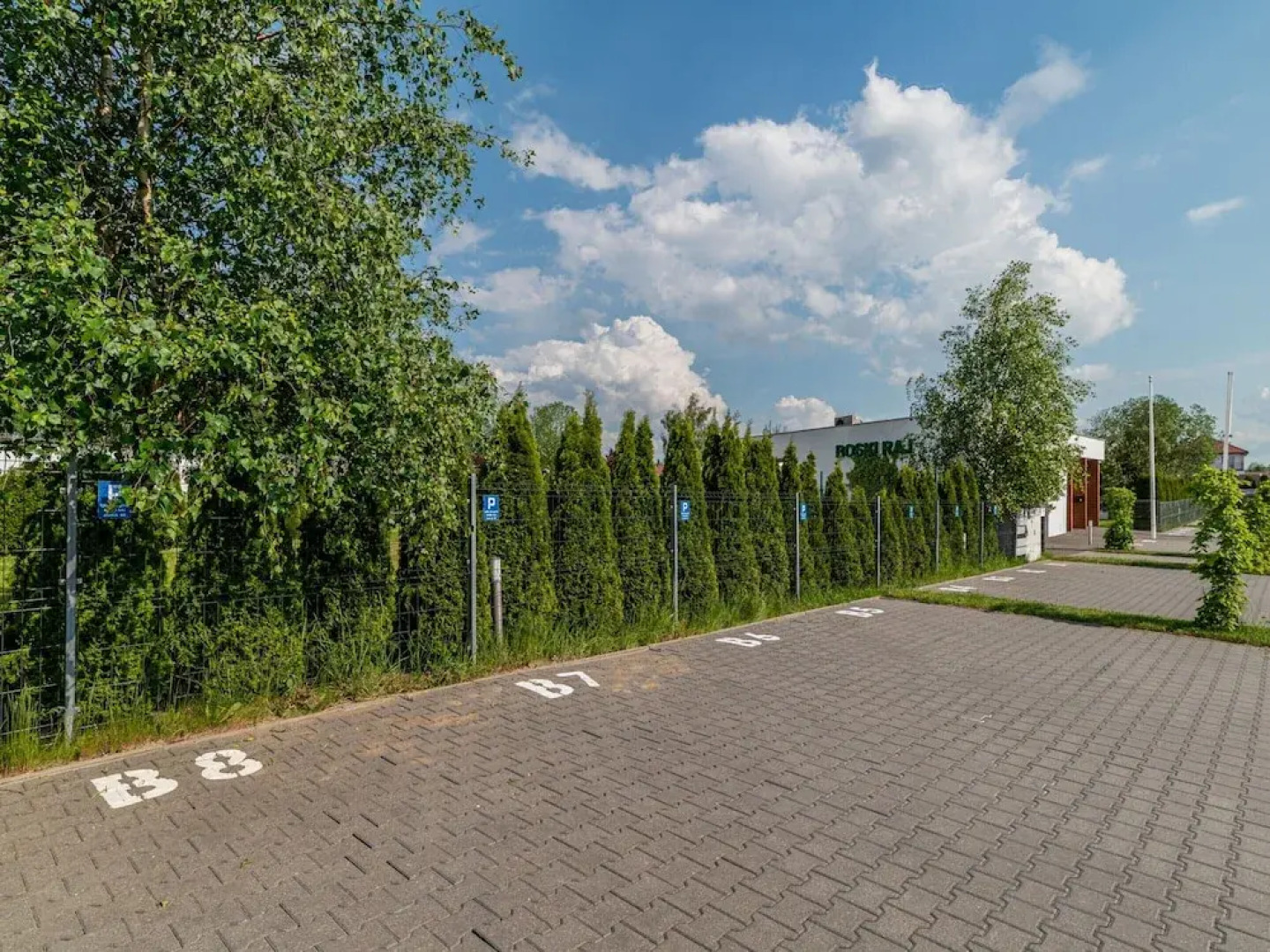 Holiday Homes With Pool, Close to the Beach