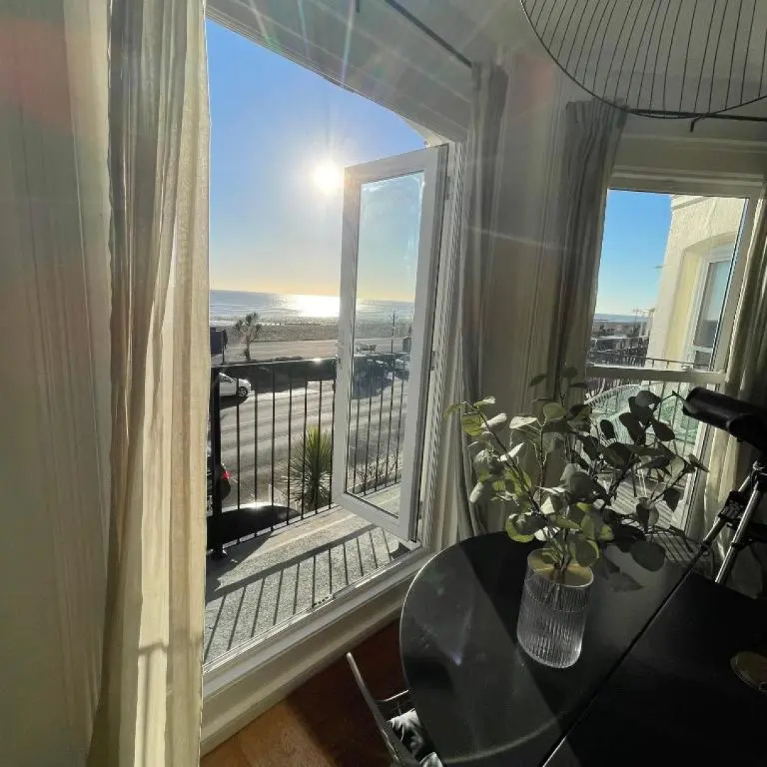 Seaview Flat with Balcony, Spacious 2 Bedroom