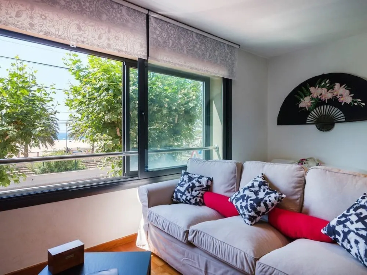 Beachfront studio 20 mins to bcn center