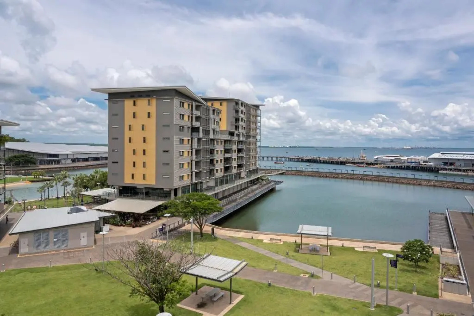 Saltwater Suites - 1,2 & 3 Bed Waterfront Apartments