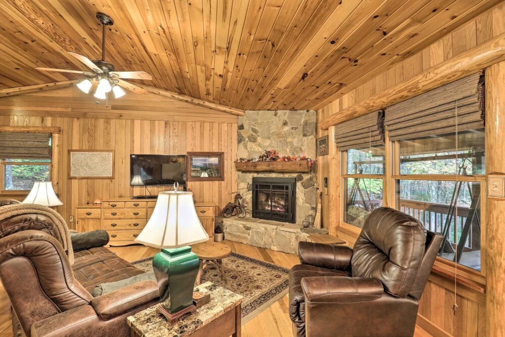 Fletcher Cabin: Wraparound Deck & Pond Access