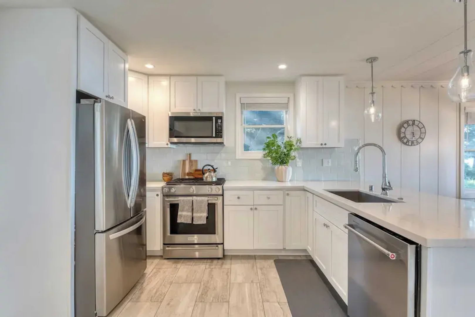 West Shore Lake House by Avantstay Ski Cabin w/ Backyard Sledding Hill!