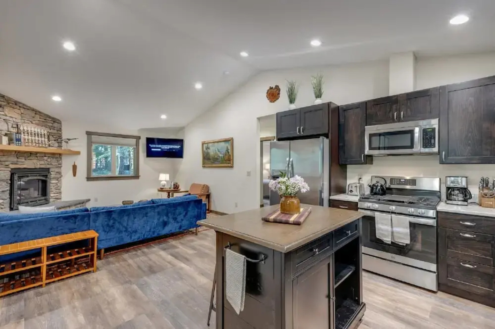 Mt Baker Lodging Cabin 50 - HOT TUB, AC, SLEEPS 4! by MBL