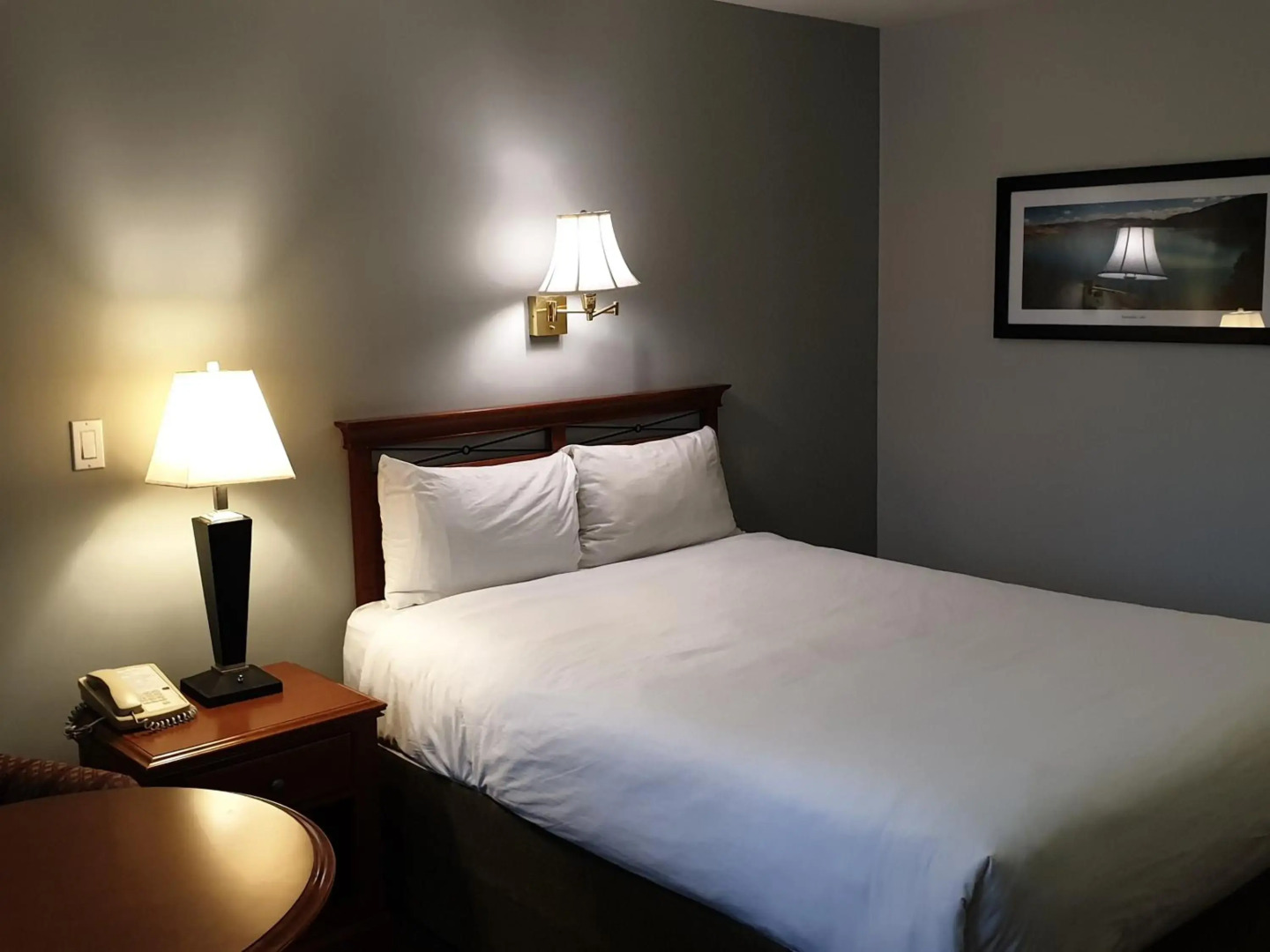 Riverland Inn & Suites