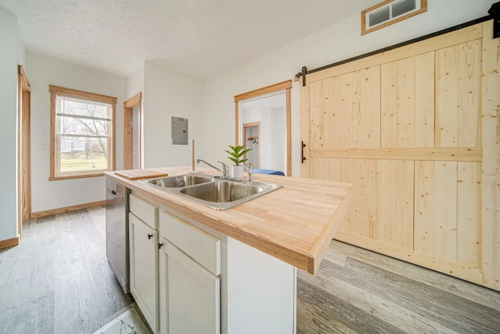 4 Mi to Lake Erie: Condo w/ Golf Course Views!