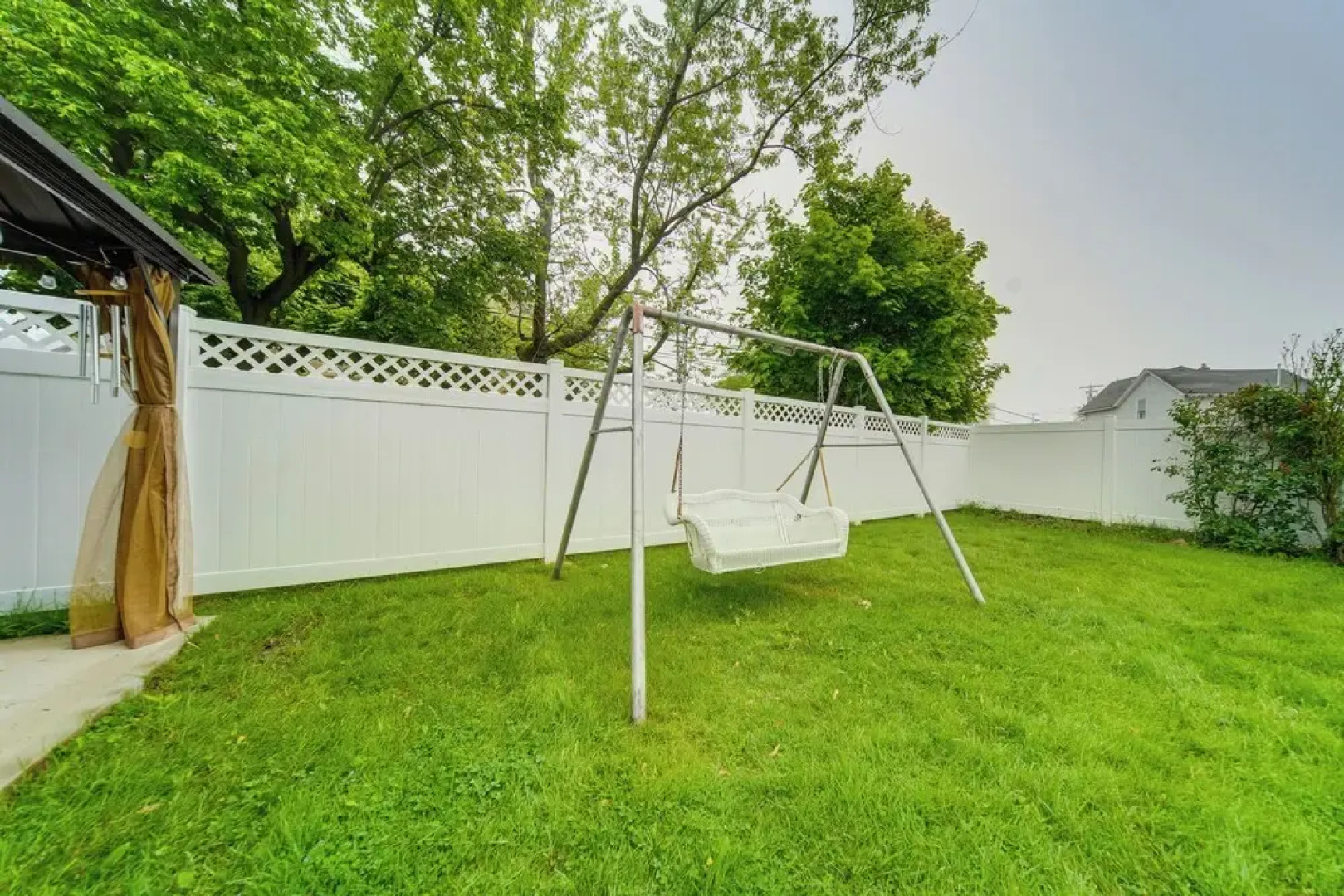 1 Block to Bridge Street: Lake Erie Vacation Home!