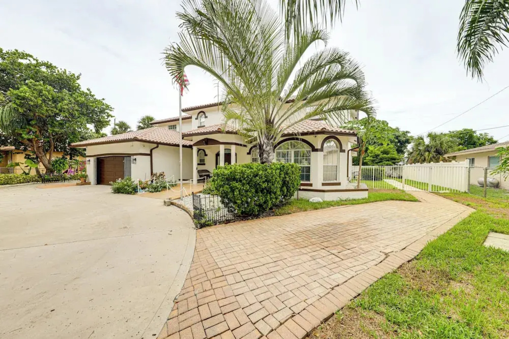 Swim, Barbecue & Game: Home 4 Mi to Pompano Beach!