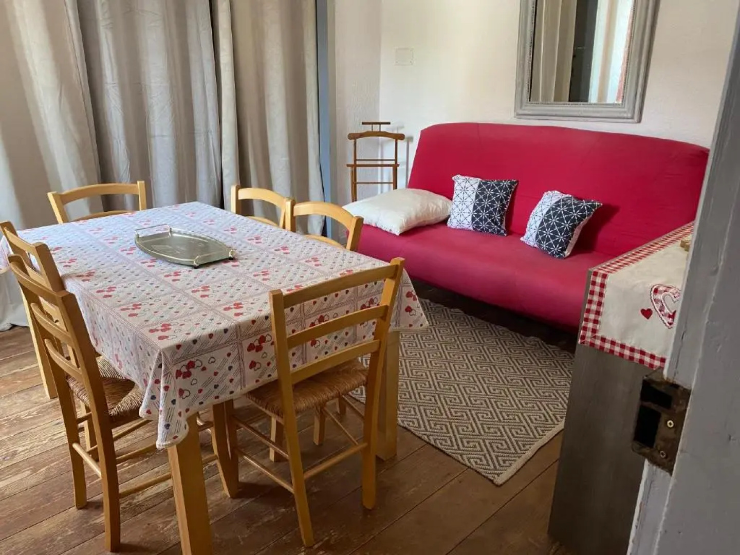 Les Volets Bleus (Adults Only)