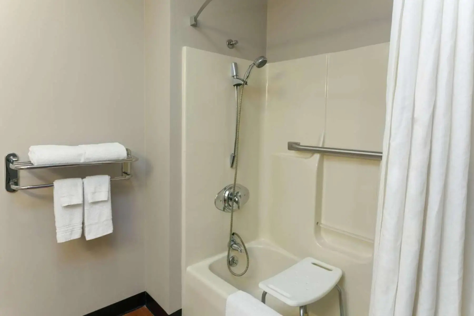 Watseka 24 Inn & Suites