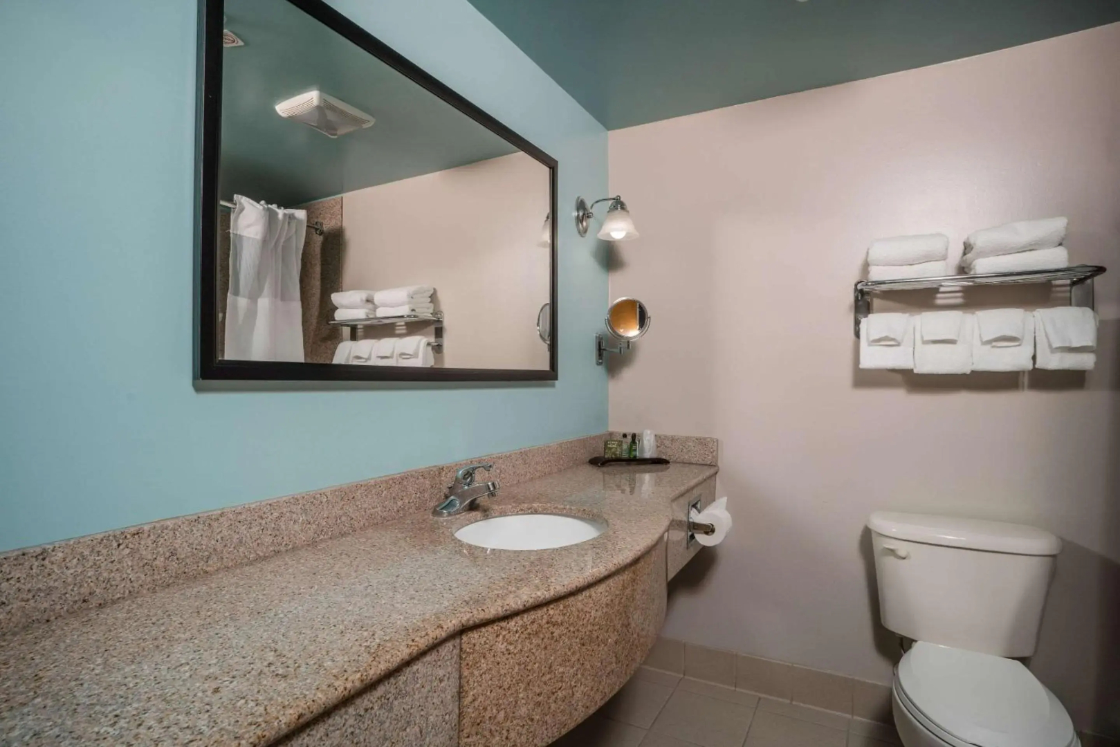 Gateway Hotel & Suites, an Ascend Collection Hotel