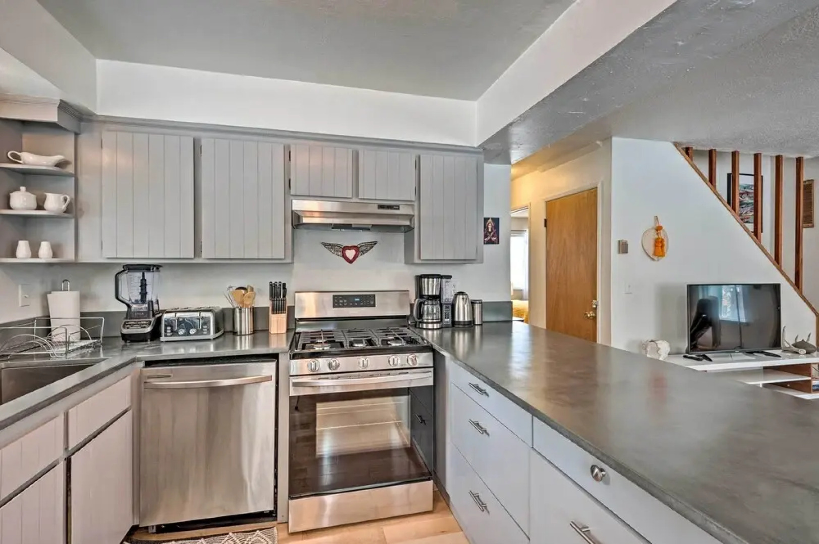 Peaceful & Upscale Ski Cabin: 11 Mi to Heavenly!