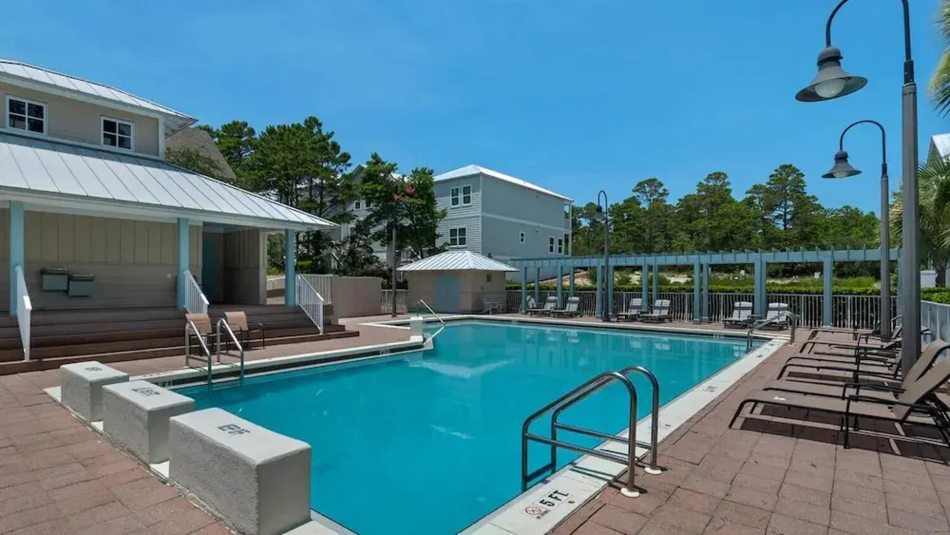 6-seater Golf Cart, Sleeps 16, Close to the Beach!