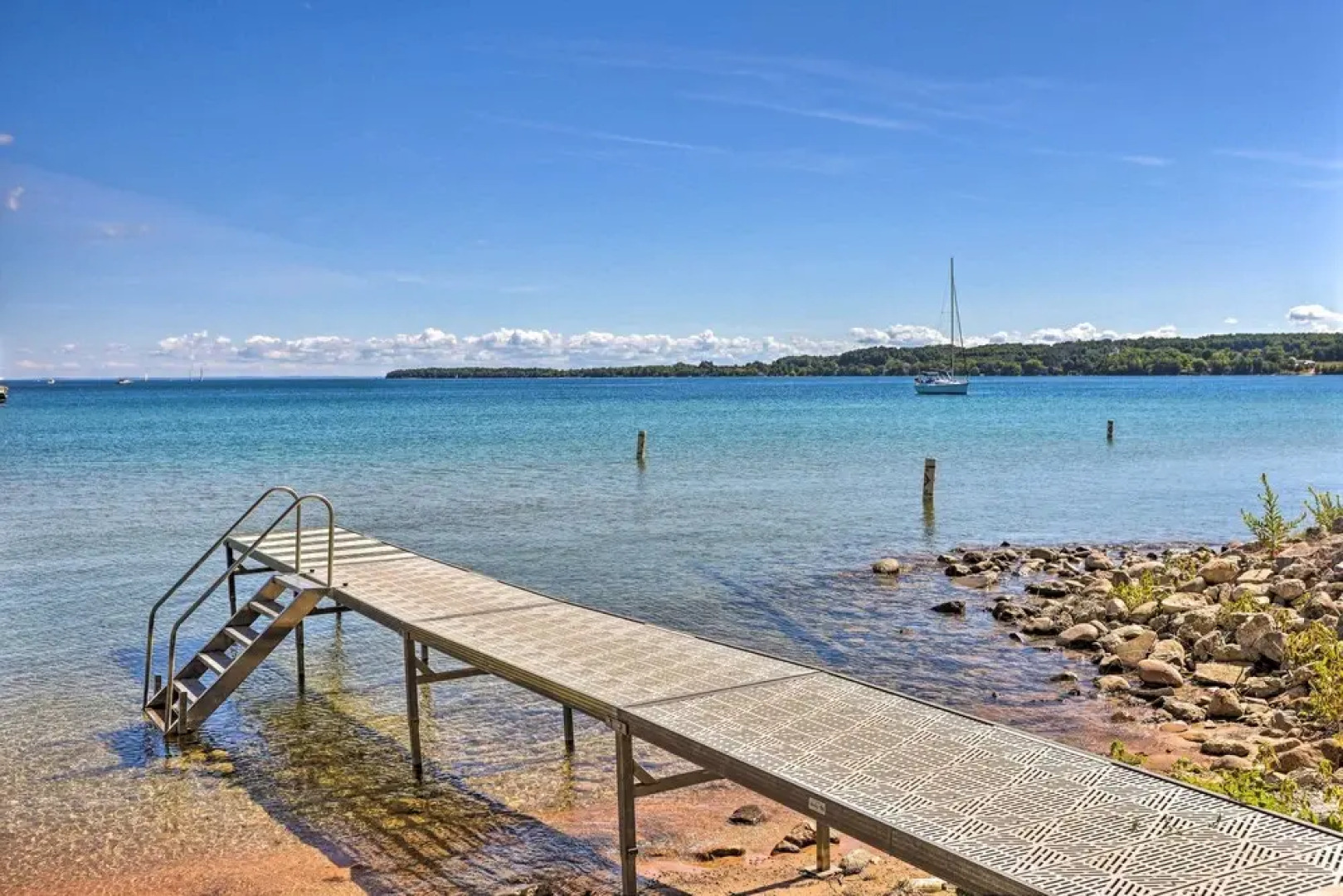 Quaint Studio w/ Shared Beach: Walk to Suttons Bay