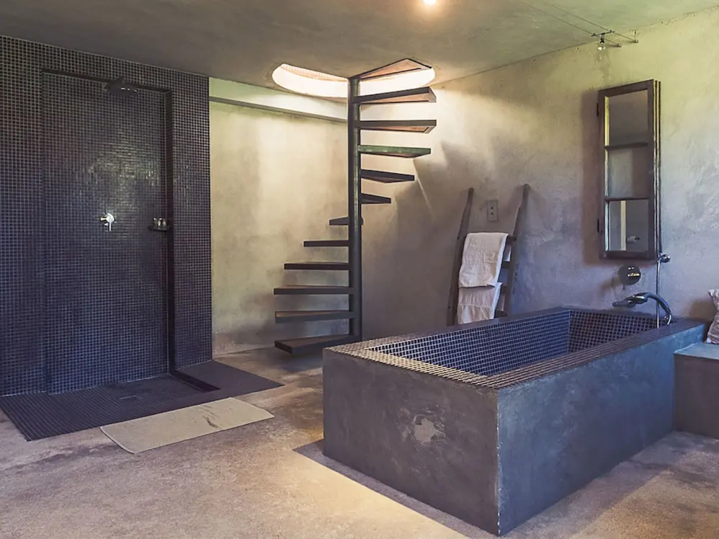 Gorgeous Manor With Private Heated Swimming Pool, in the Heart of an oak Forest