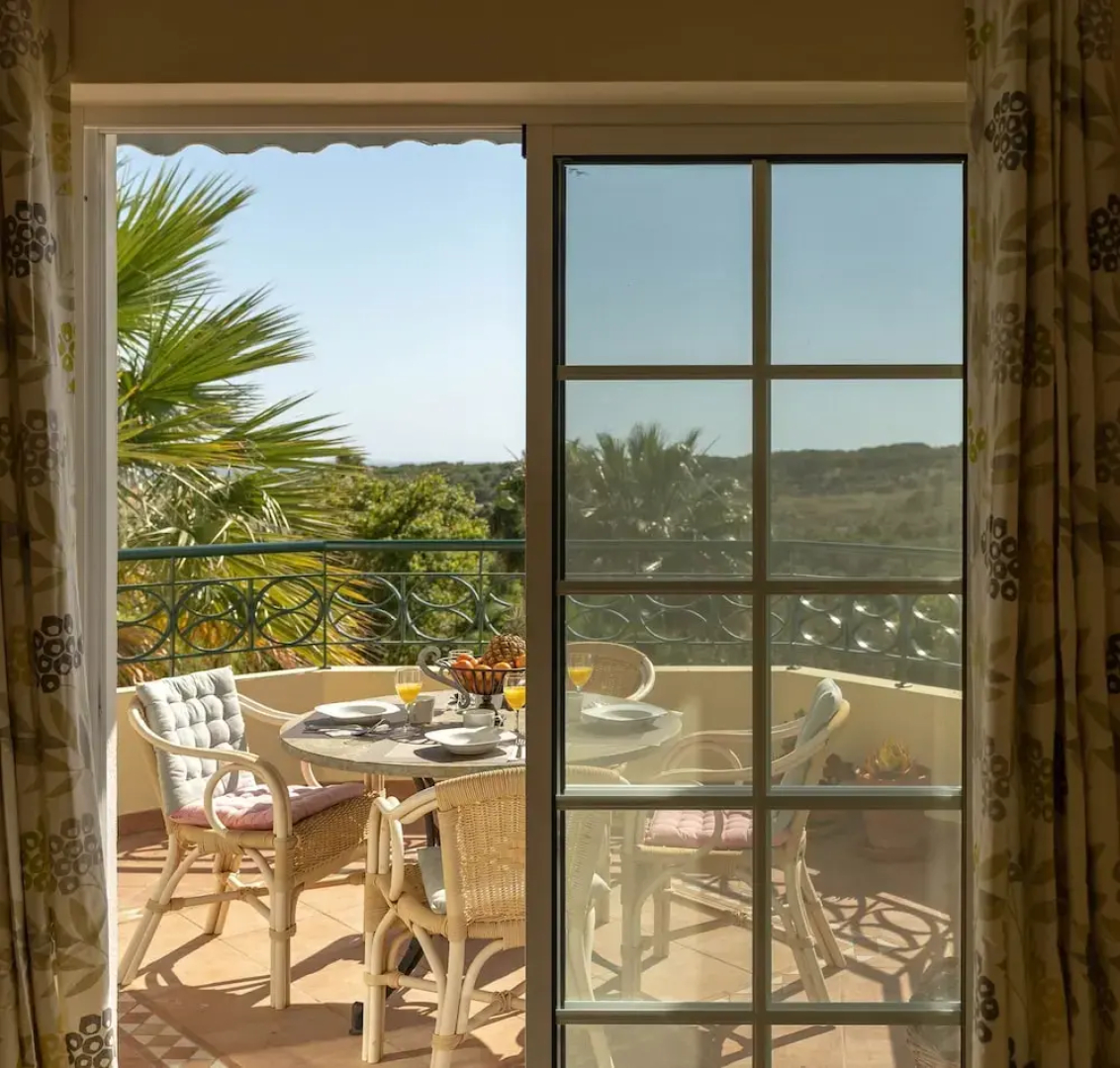 49 Presa da Moura Superbly 2 Bed Townhouse Clos