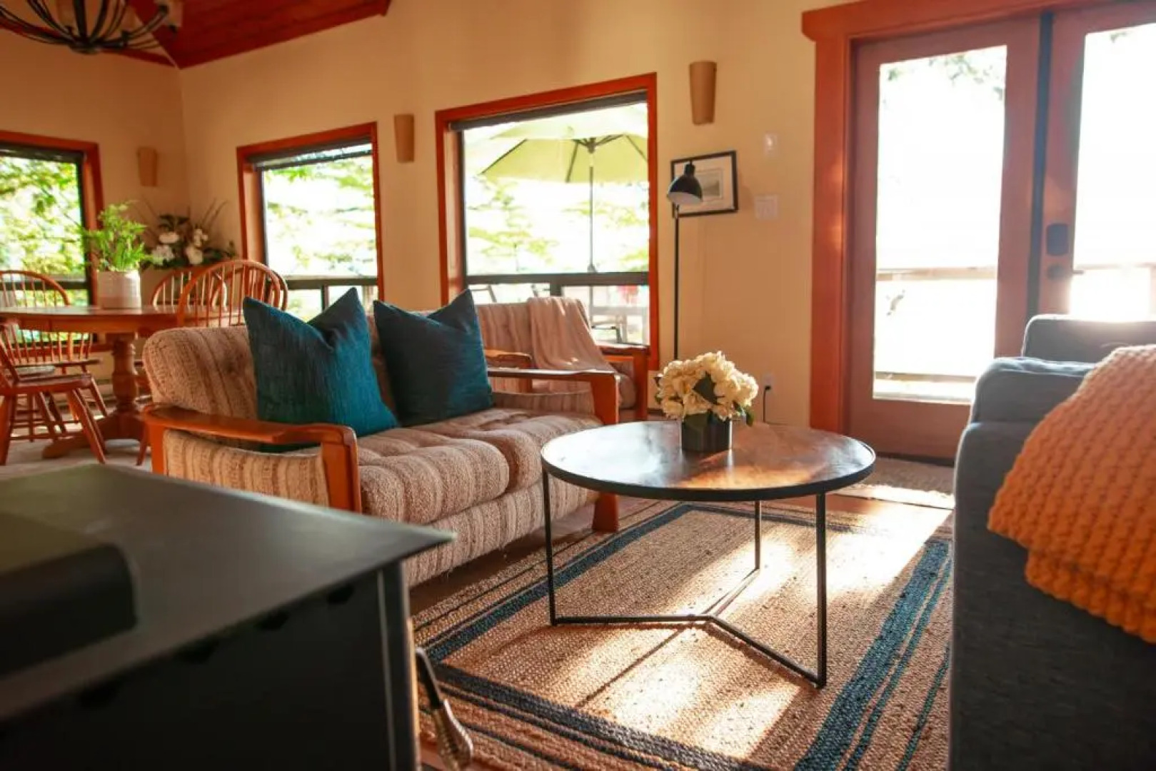 The Overlook, Luxury Lakeside Home with Dock