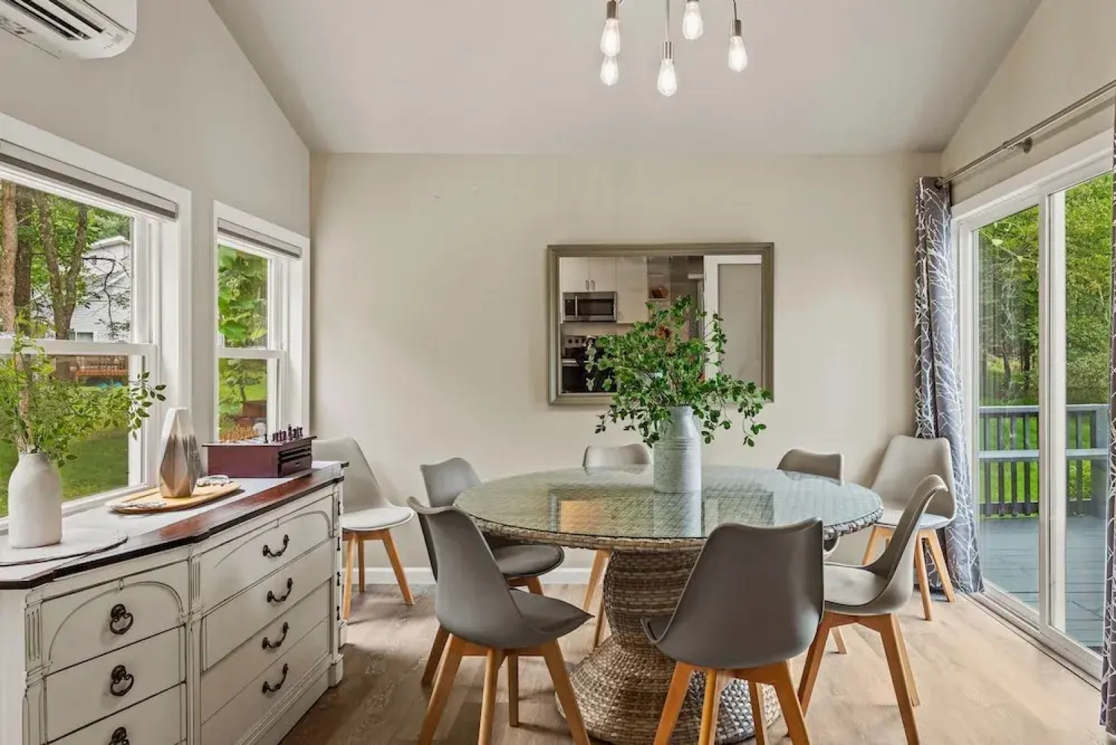 Inn the Poconos by Avantstay Private Lake Access Enclosed Hot Tub