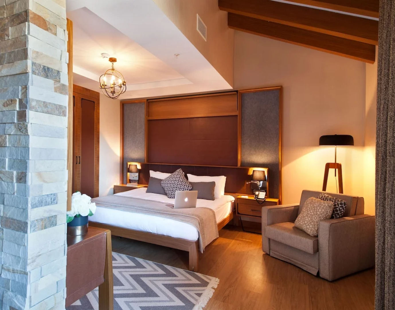 Magna Pivot Hotel - Boutique Class