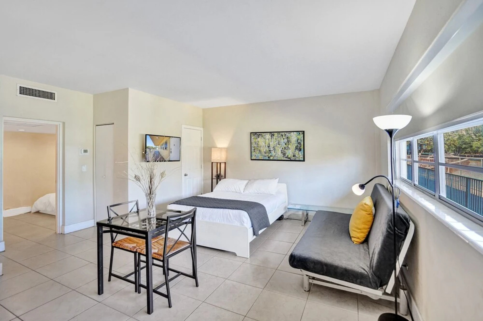 Gorgeous River-view Apartment Hallandale Beach :)