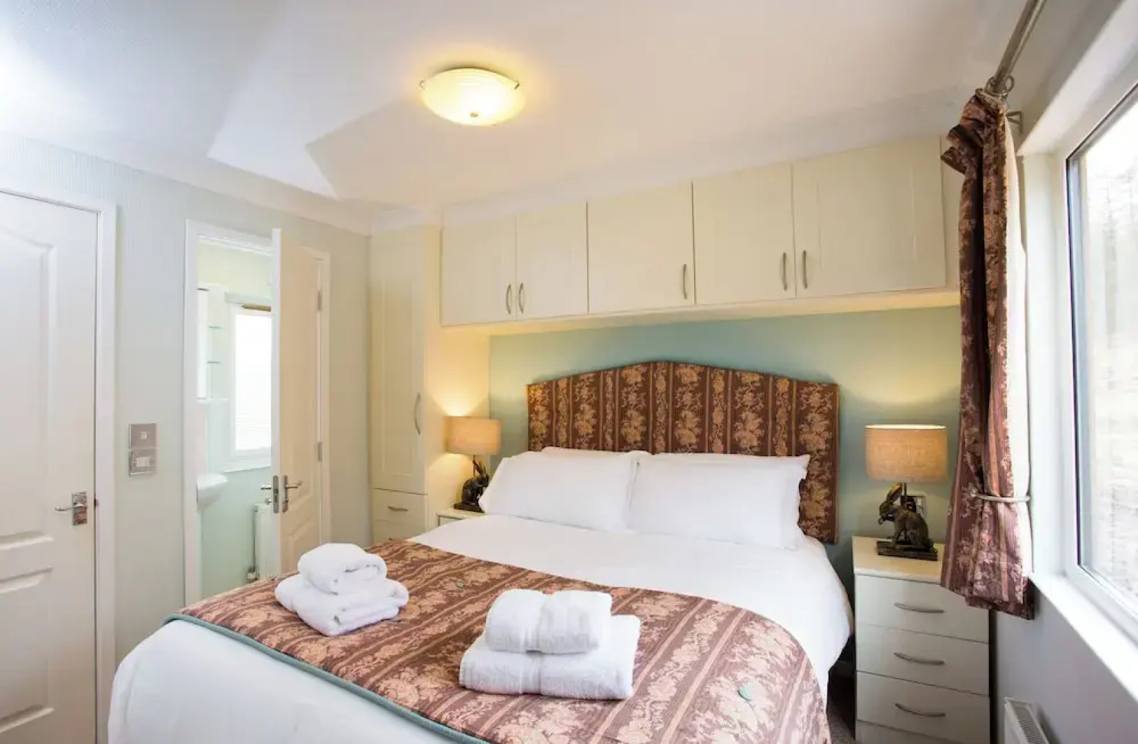 Bluebell Lodge - Sleeps 4,hot Tub, Loch & Woodland